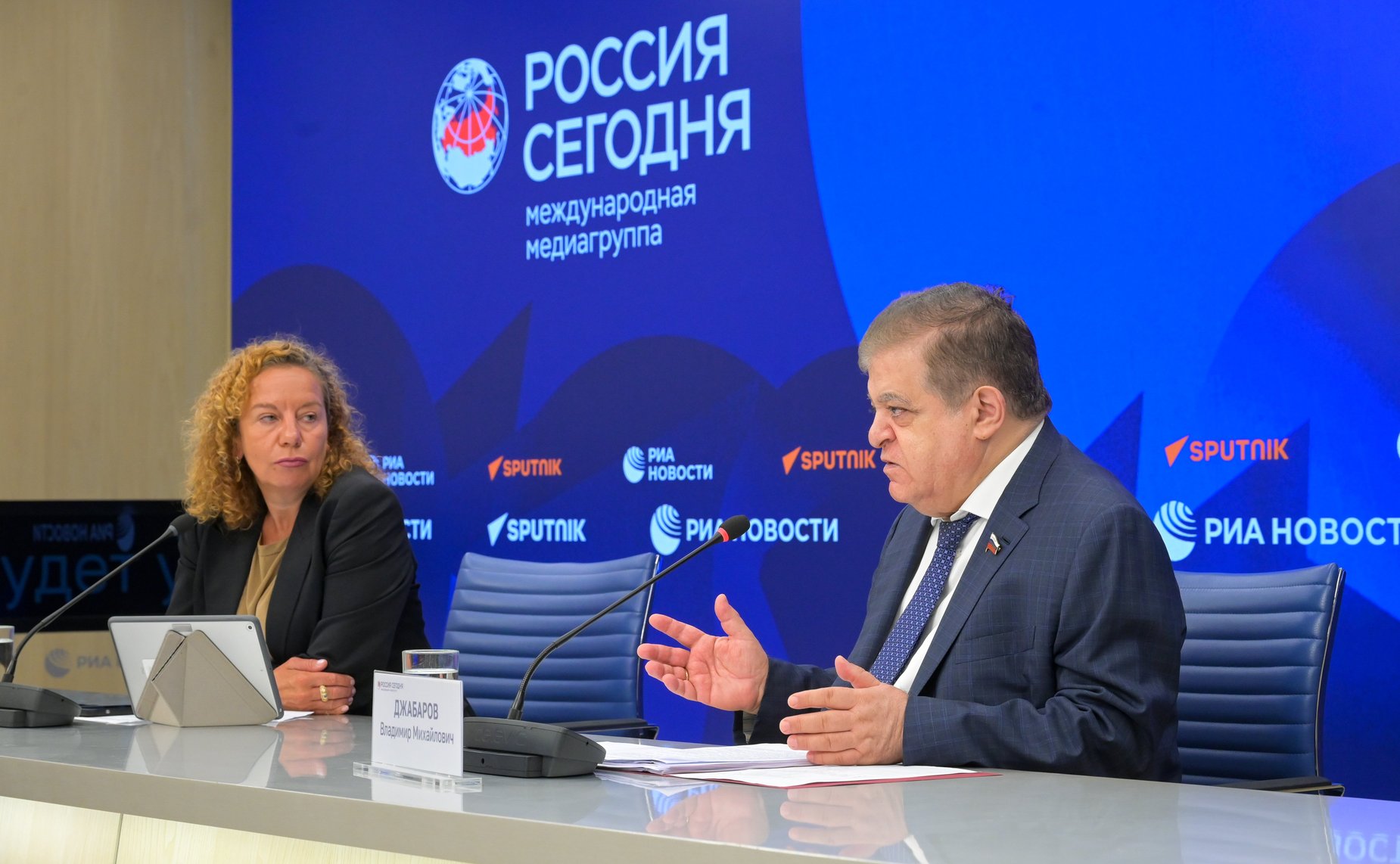 Пресс-конференция председателя Комиссии СФ по защите госсуверенитета и предотвращению вмешательства во внутренние дела РФ, первого заместителя председателя Комитета СФ по международным делам Владимира Джабарова о работе Комиссии в период весенней сессии