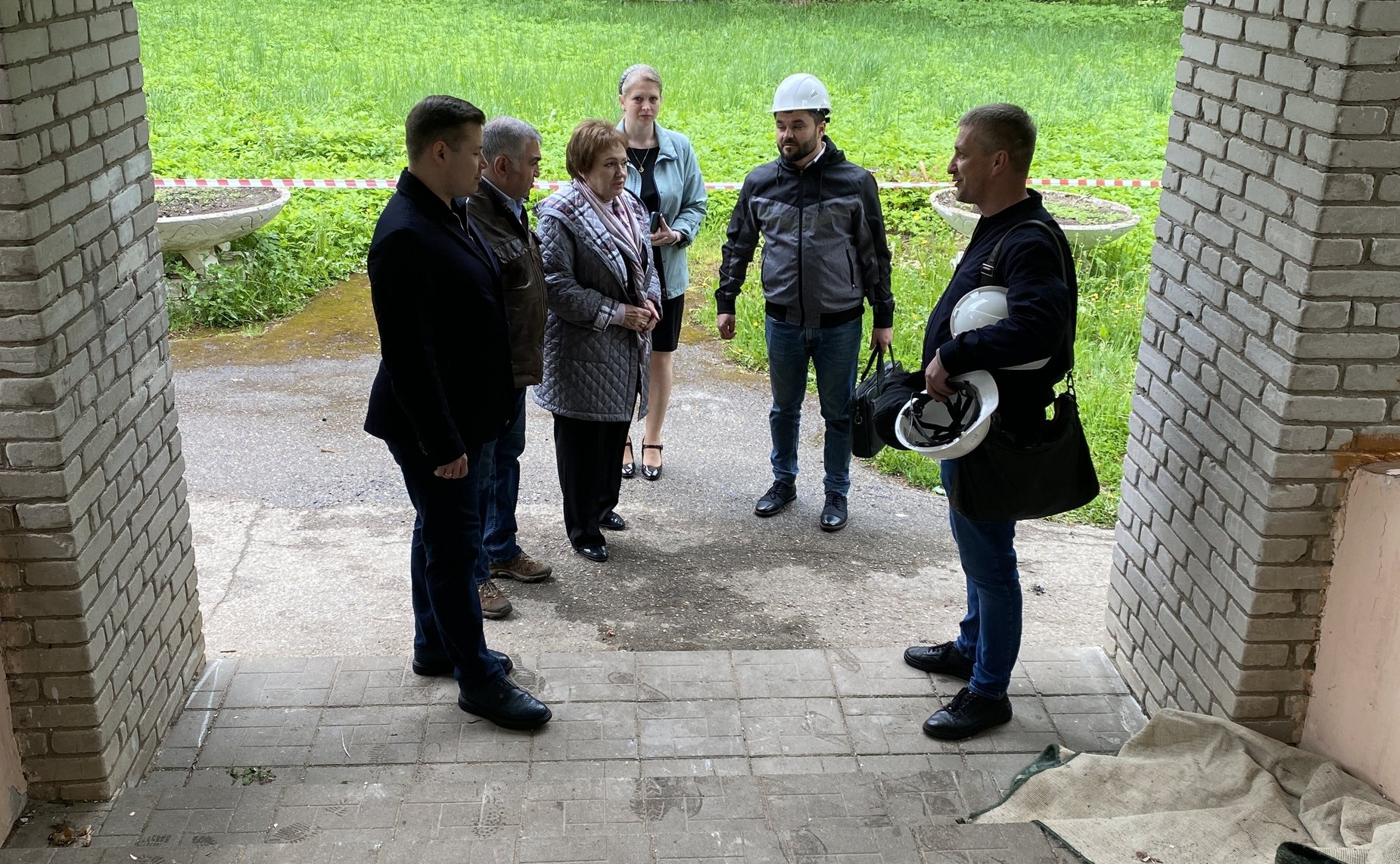 Елена Бибикова проинспектировала ход капремонта школы-интерната в Пушкинских Горах Псковской области