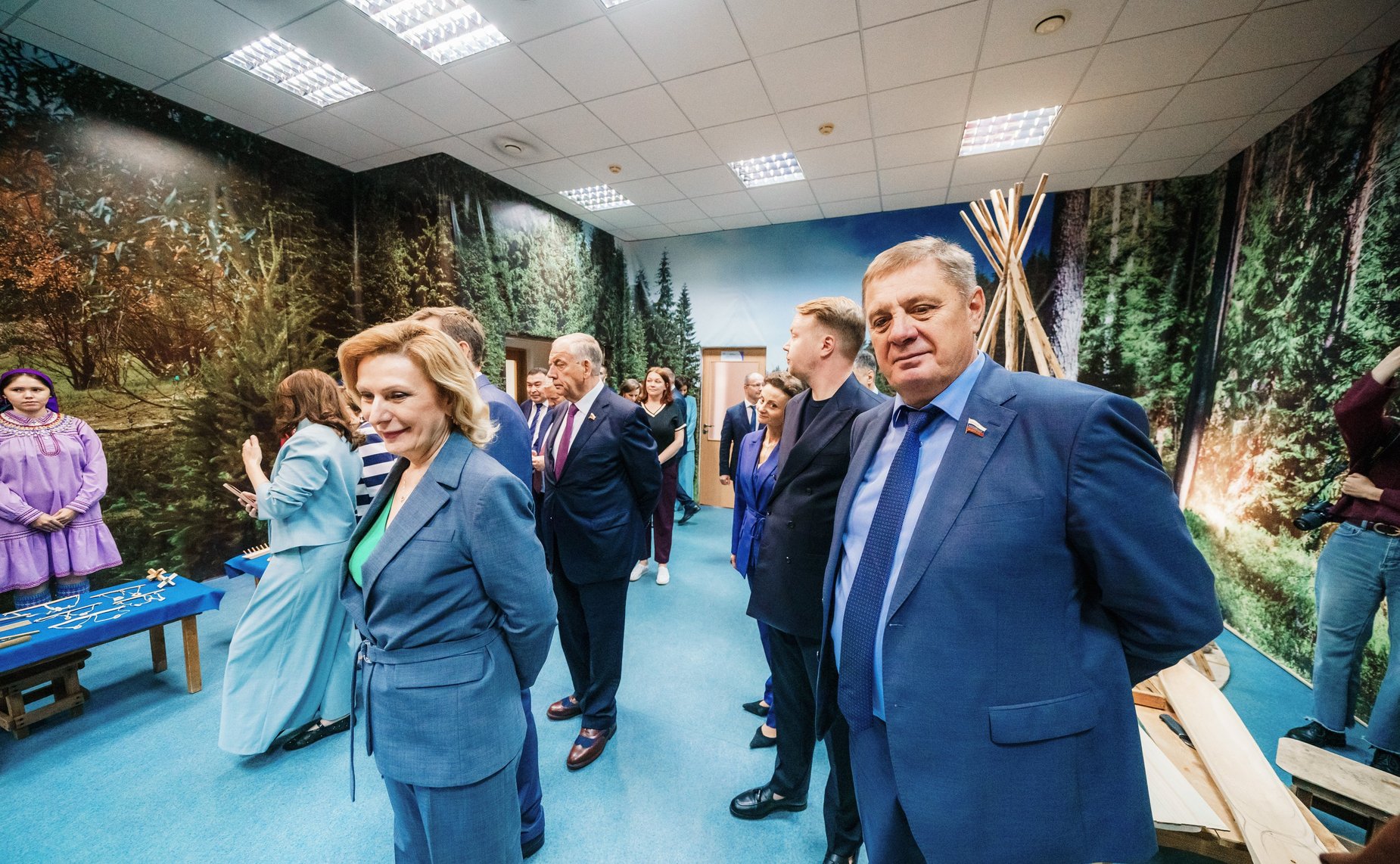 Сенаторы посетили Школу креативных индустрий на базе Окружного Дома народного творчества и Центр народных художественных промыслов и ремесел