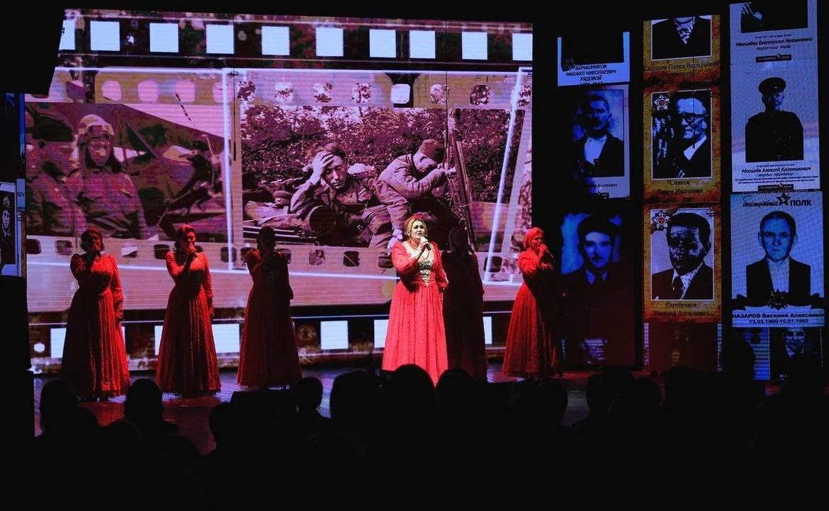 В рамках форума Донецкий государственный академический театр им. М. Бровуна представил спектакль по мотивам книги «Война в Донбассе: народная летопись»