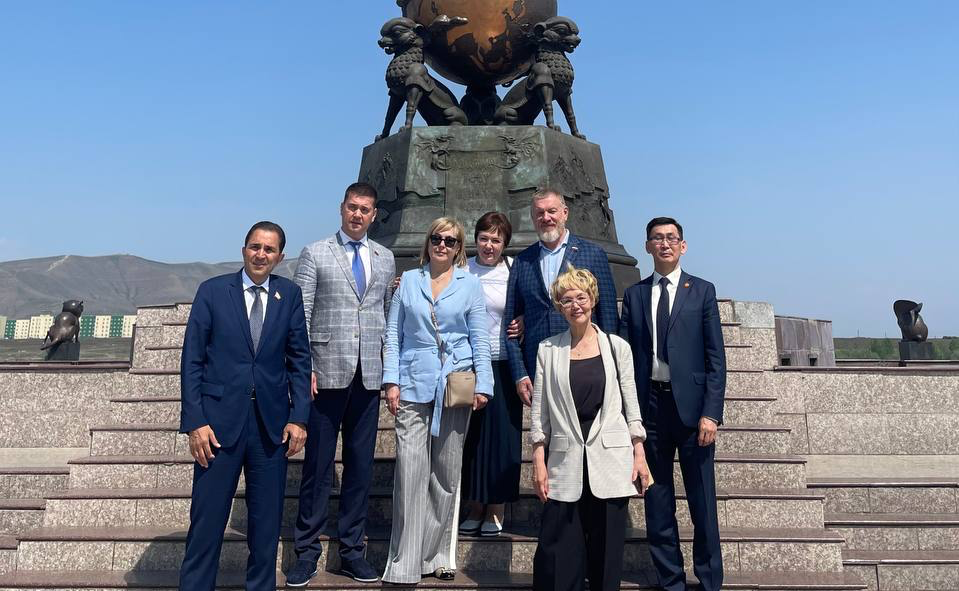 Комитет СФ по социальной политике провел в Республике Тыва выездное совещание с участием главы региона Владислава Ховалыга, представителей федеральных и региональных органов исполнительной власти