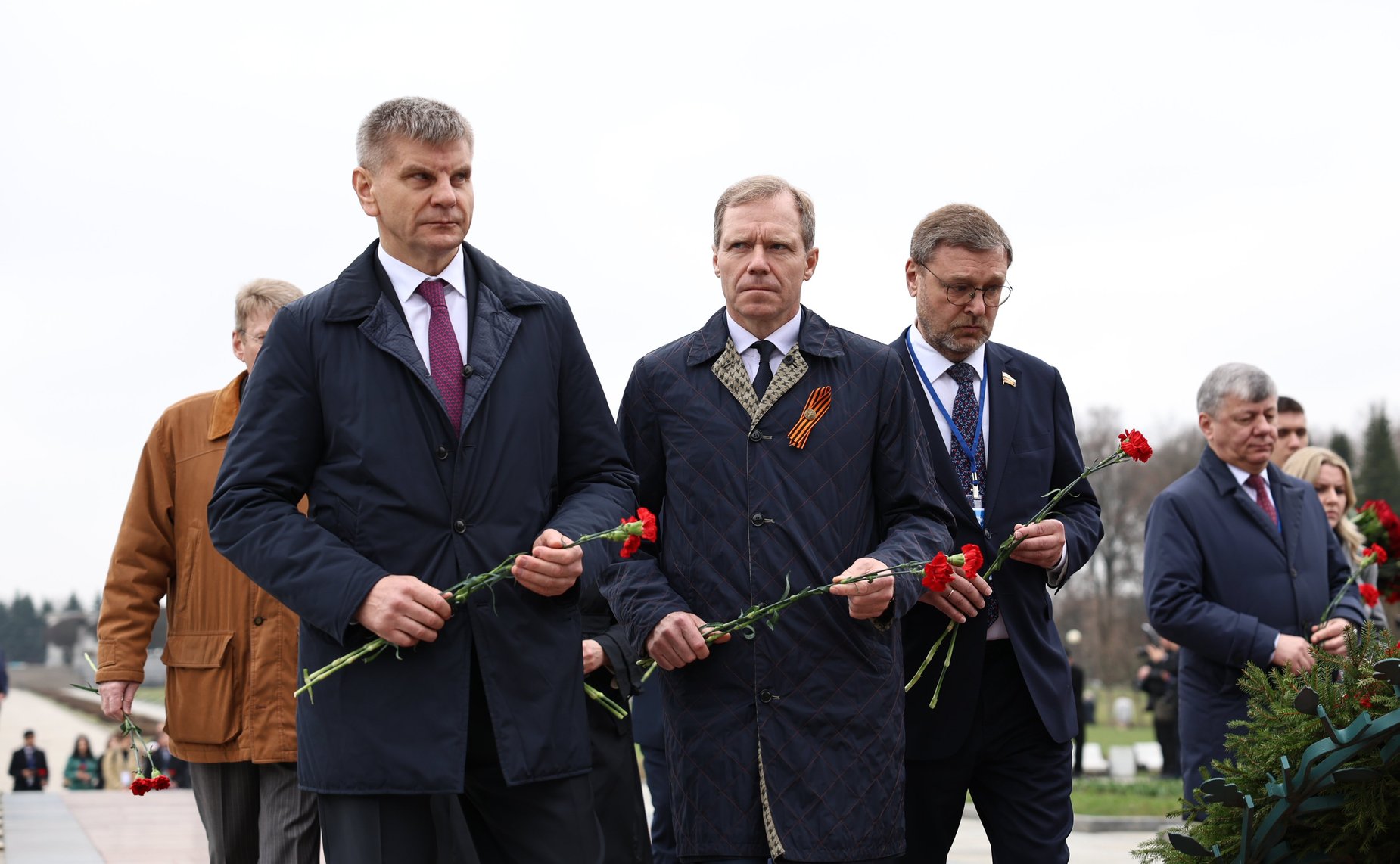 Делегации стран-участниц Межпарламентской Ассамблеи СНГ возложили венки и цветы к Монументу «Мать-Родина» на Пискаревском мемориальном кладбище, а также к памятным плитам государств на Аллее Памяти