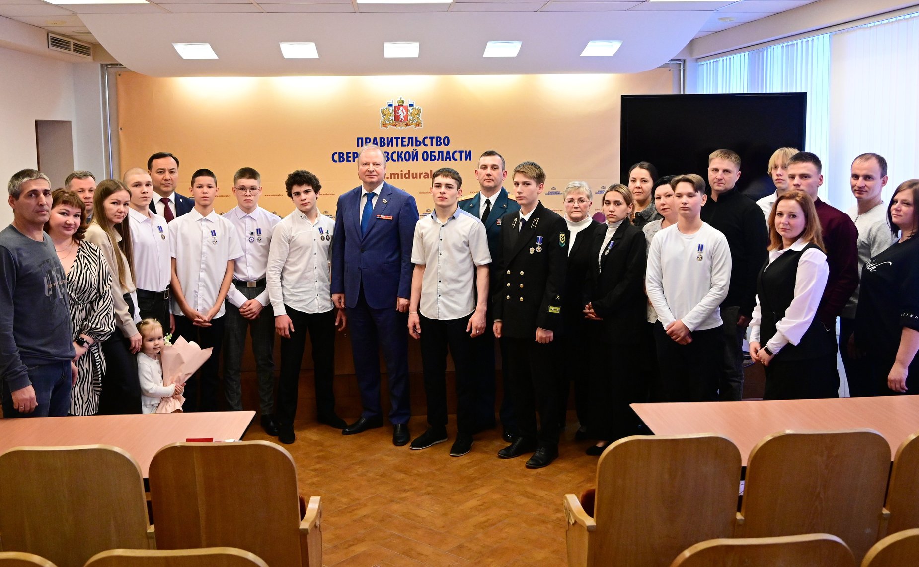 Виктор Шептий провёл торжественную церемонию награждения юных героев в Свердловской области