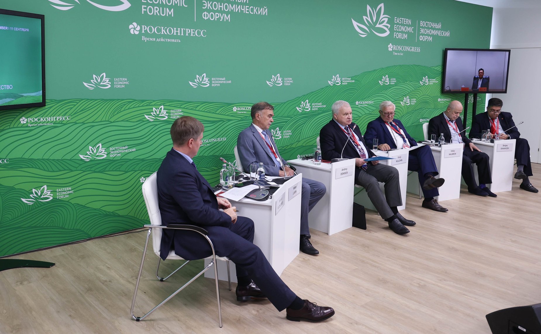 Сессия «Научная дипломатия в Азии: конструктивное сотрудничество». Сенаторы принимают участие в VIII Восточном экономическом форуме