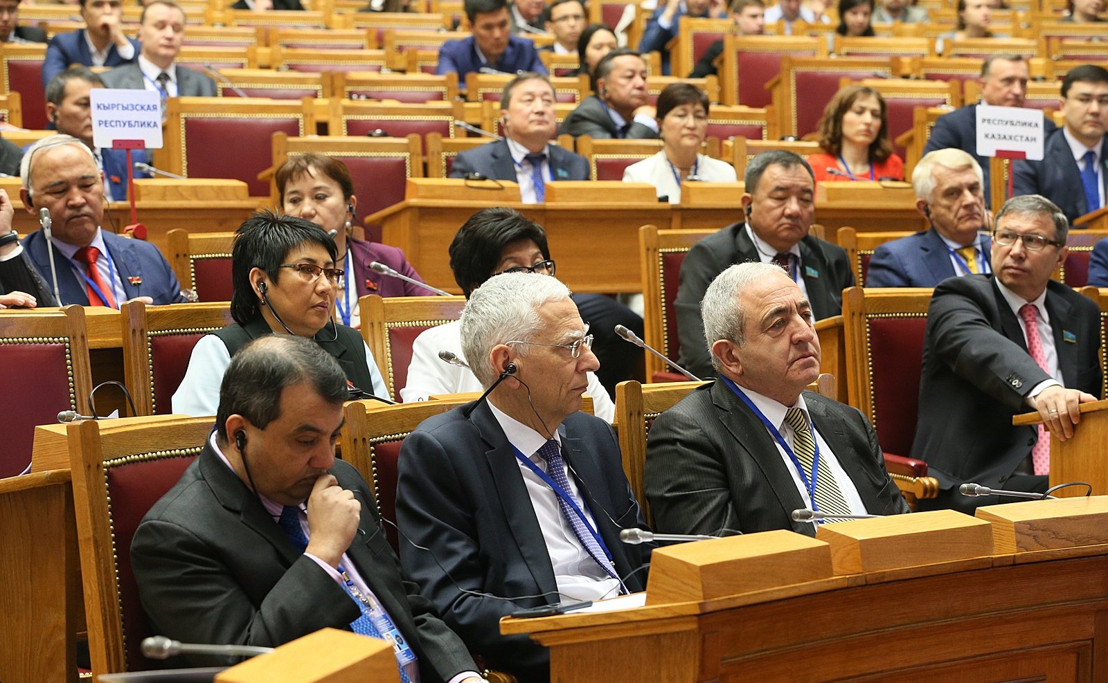 Участники пленарного заседания МПА СНГ