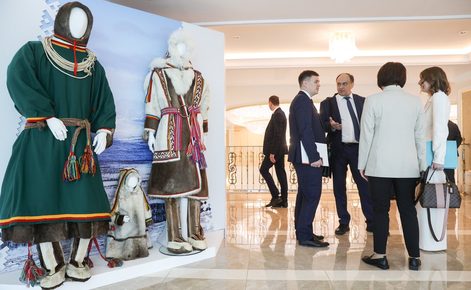 Валентина Матвиенко и Дмитрий Артюхов осмотрели выставку, посвященную истории и перспективным направлениям развития Ямало-Ненецкого автономного округа