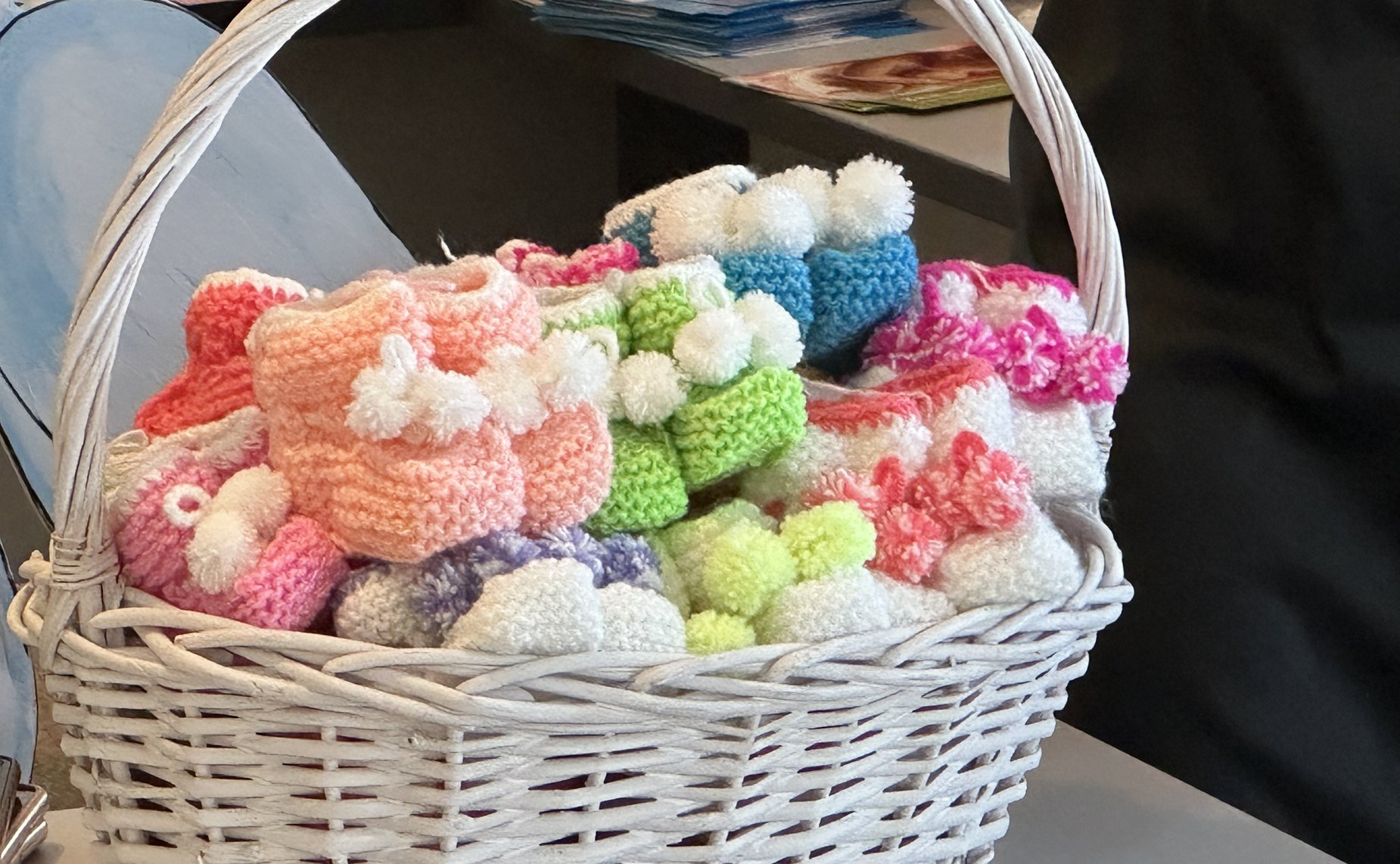 Маргарита Павлова передала будущим мамам пинетки, которые специально были связаны прихожанками Одигитриевского монастыря города Челябинска