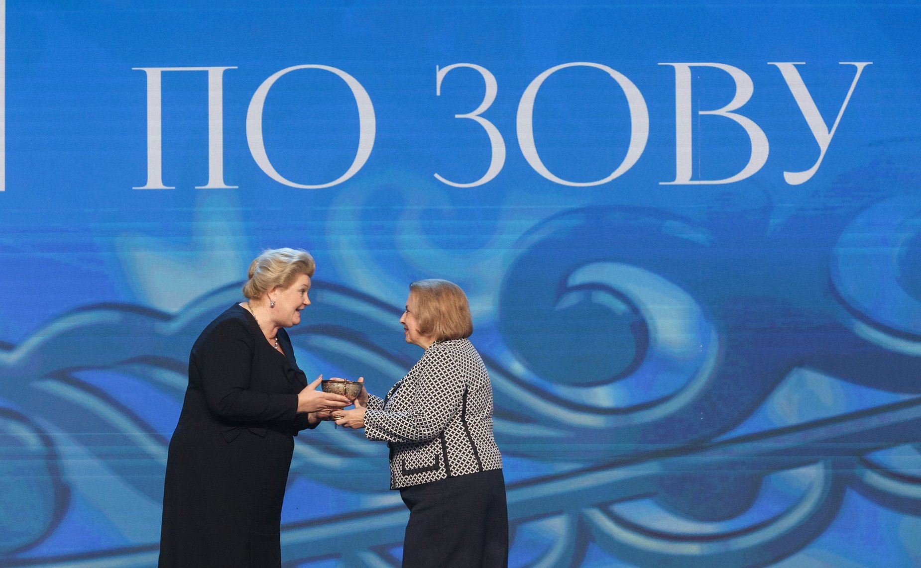 В рамках Всероссийского женского форума «Женщины: сохраняем традиции – развиваем Россию» состоялась Торжественная церемония награждения лауреатов премии «По зову женского сердца»