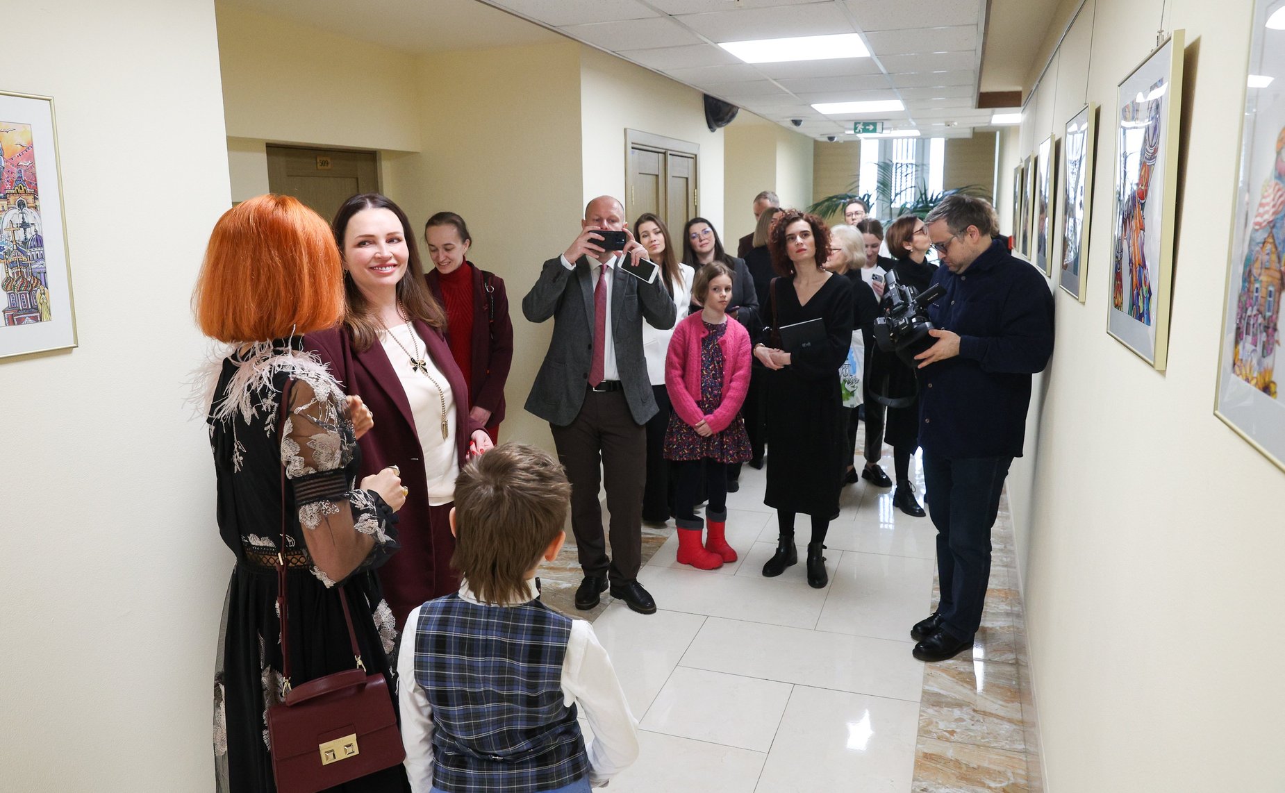 Церемония открытия выставки работ художника из Нижнего Новгорода А. Клейнер, наставника победителя Всероссийского конкурса детского рисунка «Жизнь, деленная на граммы»