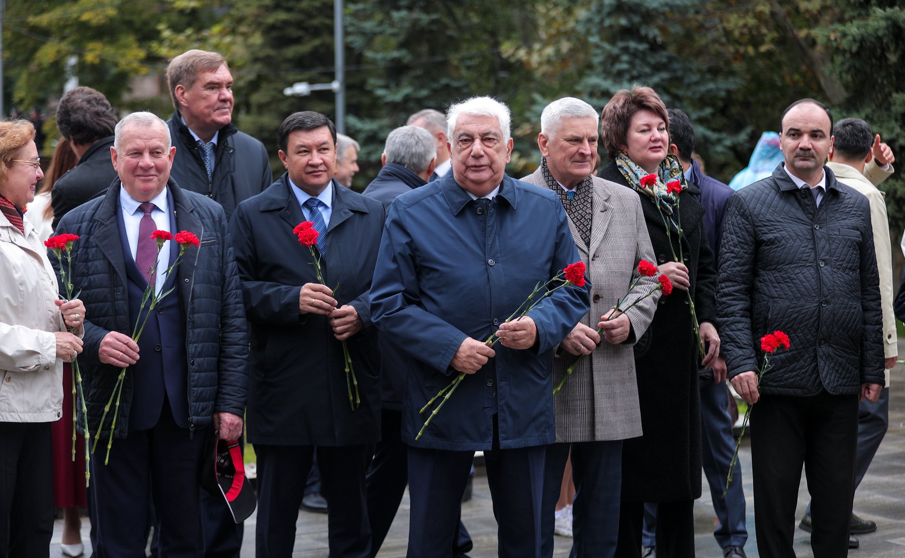 Сенаторы РФ возложили цветы к мемориалу Воину-освободителю в парке им. Ленинского комсомола в Махачкале (фото пресс-служба Министерства экономики и территориального развития Республики Дагестан)