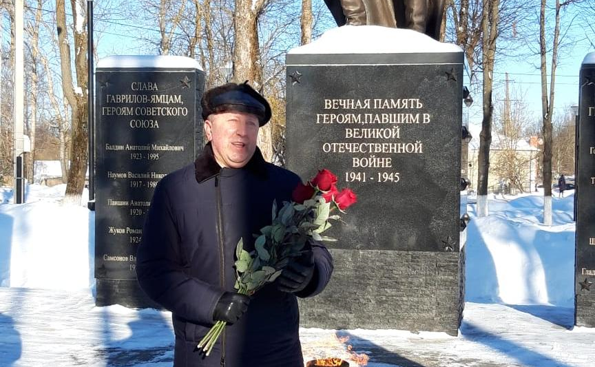 Сергей Березкин в День защитника Отечества возложил цветы к мемориалам в память о погибших в годы Великой Отечественной войны