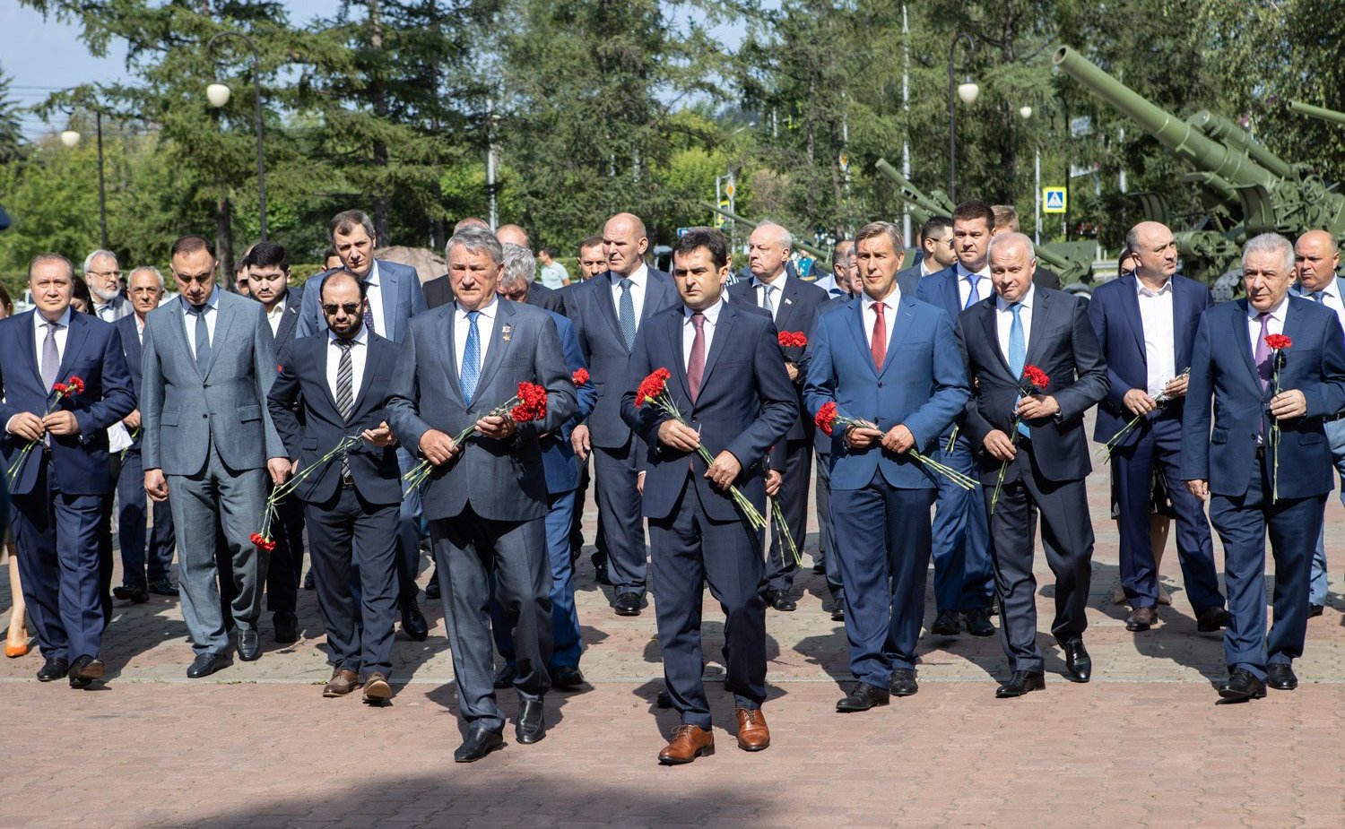 Члены парламентских делегаций России и Армении приняли участие в церемонии возложения цветов к Вечному огню на мемориале Победы