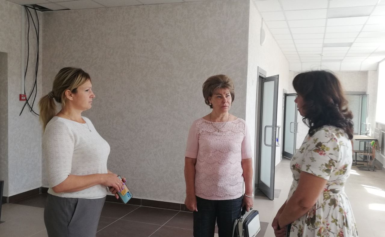 Татьяна Гигель в ходе рабочей командировки по региону познакомилась с ходом капитального ремонта в Кызыл-Озекской общеобразовательной школе Майминского района