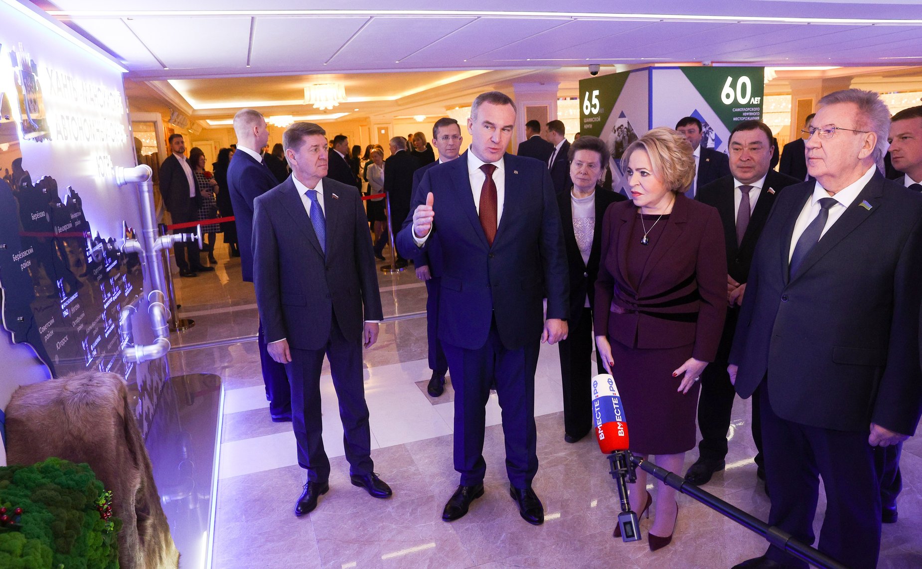 Валентина Матвиенко и Руслан Кухарук осмотрели выставку, посвященную истории и перспективным направлениям развития Ханты-Мансийского автономного округа – Югры