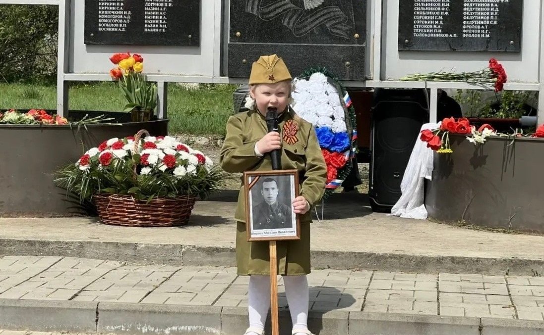 Игорь Мурог прошел в «Бессмертном полку» на малой родине с портретом погибшего деда
