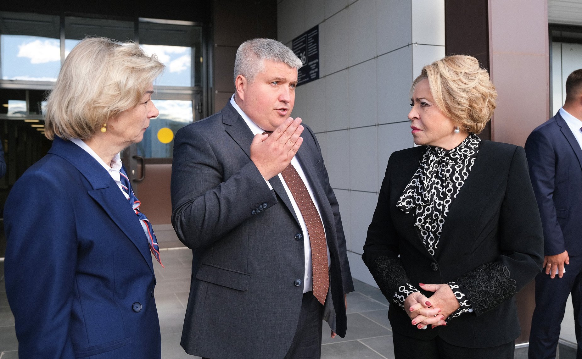 В рамках работы Х Парламентского форума «Историко-культурное наследие России» в Великом Новгороде Валентина Матвиенко посетила детскую общеобразовательную школу имени Г.Р. Державина и Дом музыки имени С.В. Рахманинова