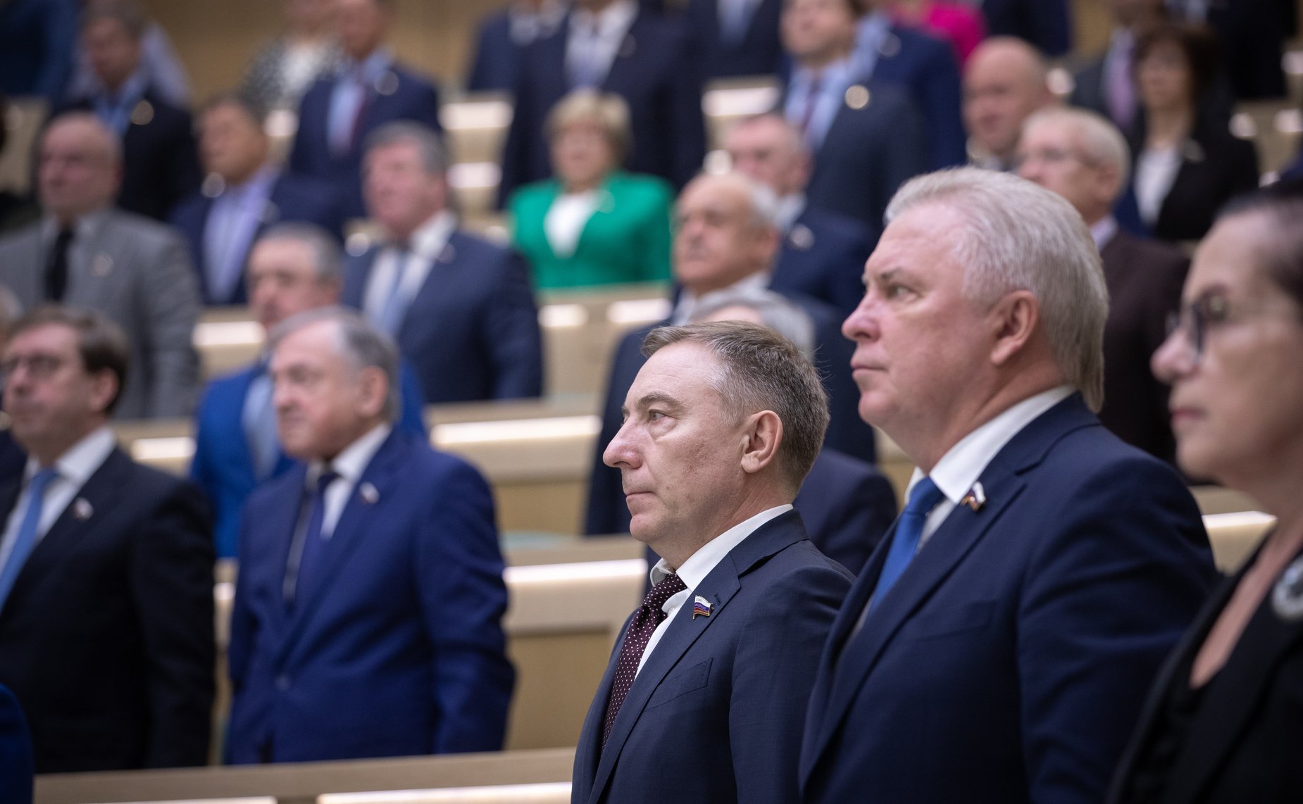 Сенаторы слушают гимн России перед началом 454-го заседания Совета Федерации