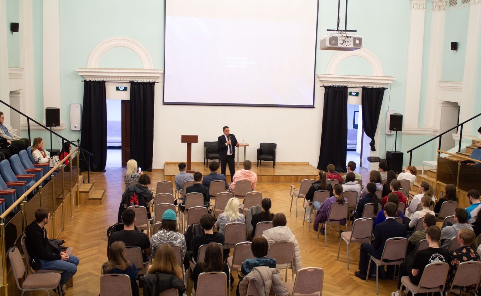 Айрат Гибатдинов встретился со студентами Московского международного университета