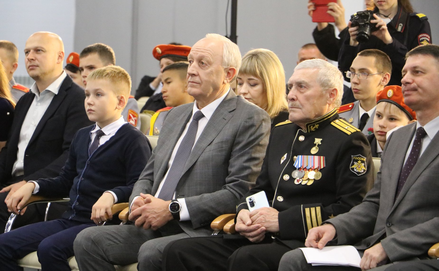 Валерий Радаев и Андрей Денисов в рамках Всероссийского гражданско-патриотического проекта «Дети-герои» наградили 8 юных саратовцев