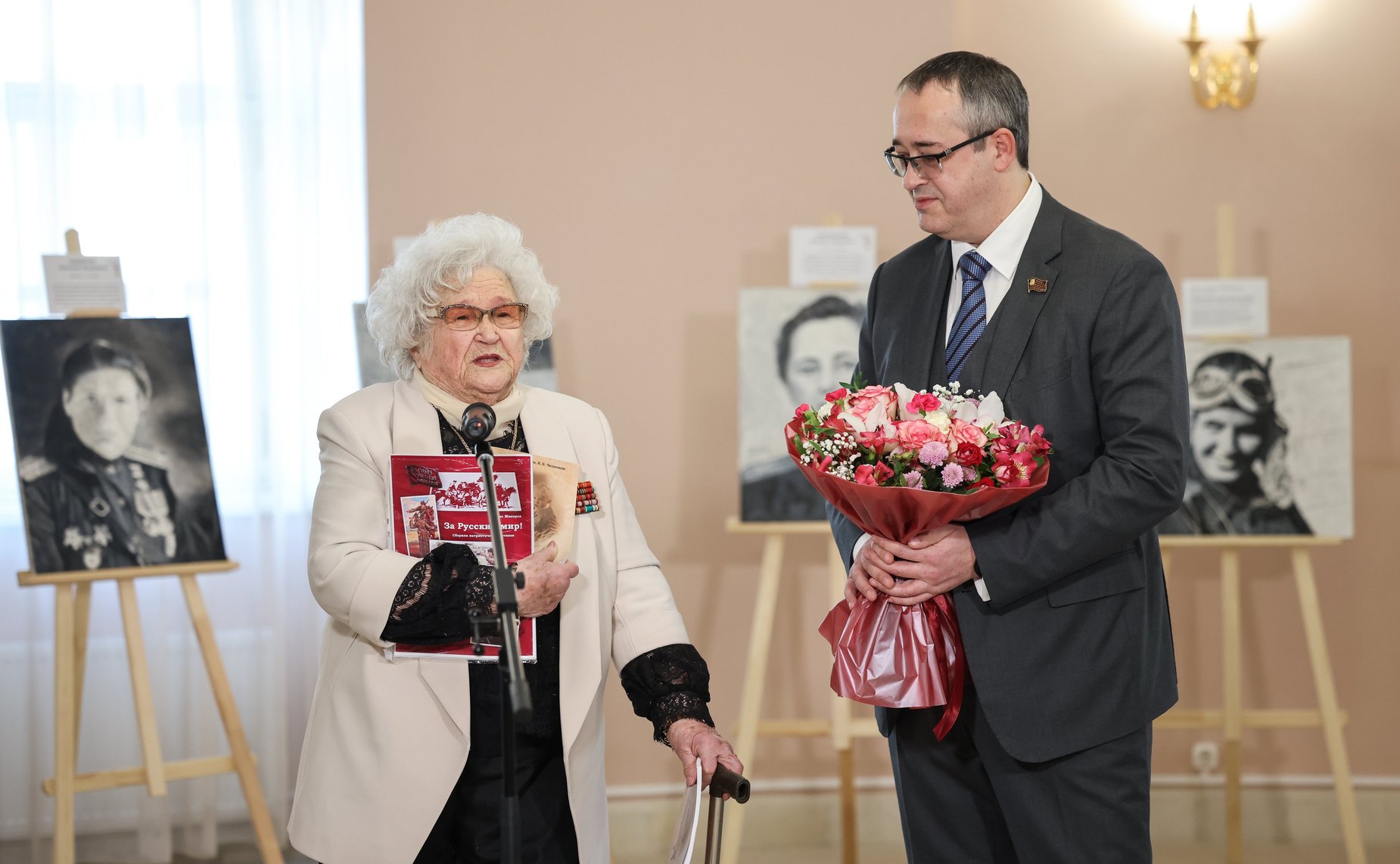Инна Святенко приняла участие в открытии в Московском парламентском центре выставки «Прекрасный полк» Асара Сафиулина (фото пресс-служба Московской городской Думы)