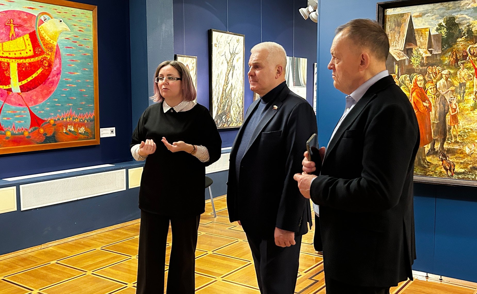 Сергей Мартынов посетил в Йошкар-Оле выставку, представляющую судьбу этноса мари сквозь призму изобразительного искусства