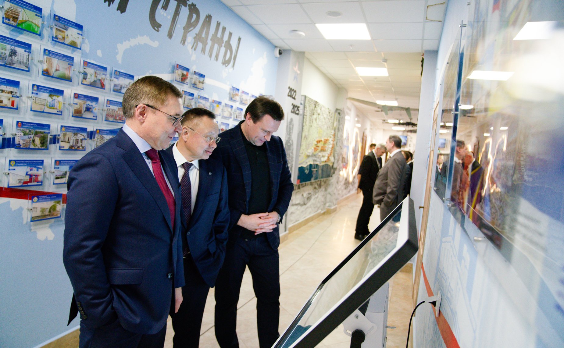 Владимир Якушев провел рабочую встречу с Министром строительства и жилищно-коммунального хозяйства РФ Иреком Файзуллиным и председателем Комитета ГД по строительству и ЖКХ Сергеем Пахомовым