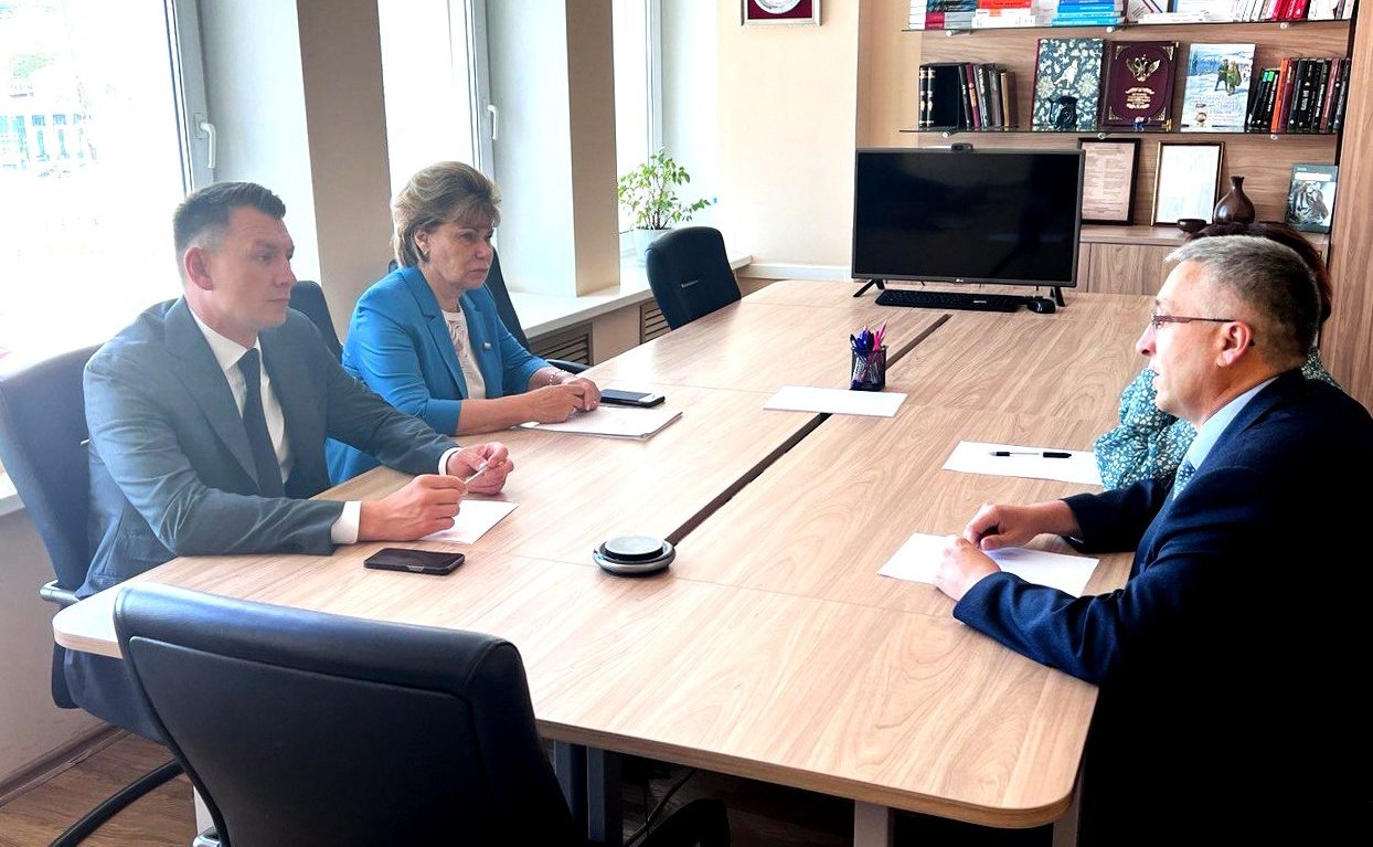 Председатель Комитета СФ по аграрно-продовольственной политике и природопользованию Александр Двойных и член Комитета СФ Татьяна Гигель провели встречу с министром сельского хозяйства Приморского края Андреем Бронцем