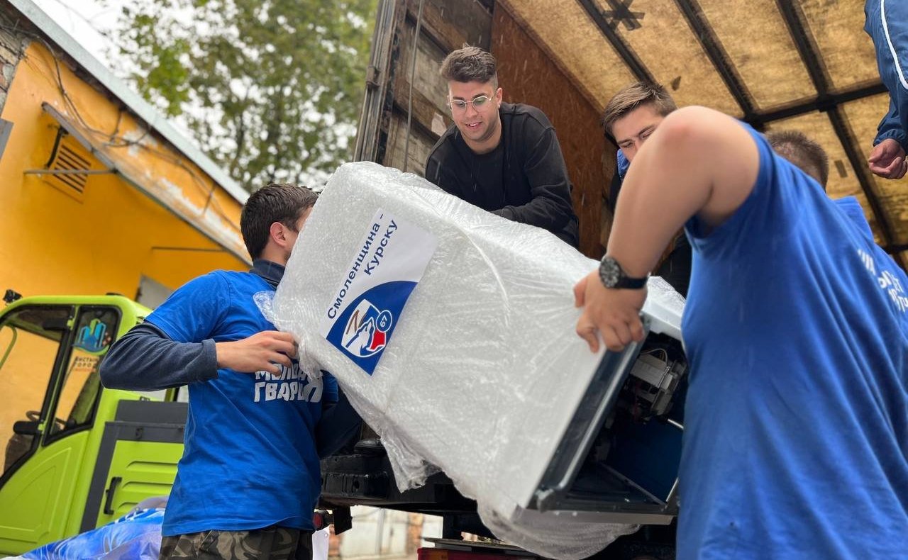 Артем Малащенков передал гуманитарную помощь для жителей Курской области