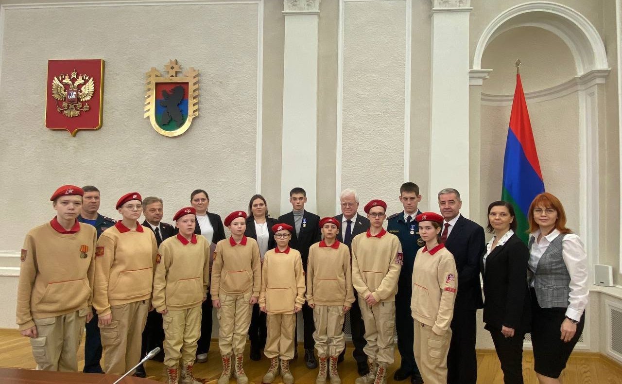 Владимир Чижов вместе с премьер-министром правительства Республики Карелия Александром Чепиком принял участие в церемонии награждения школьников из Республики Карелия памятными медалями Совета Федерации «За проявленное мужество»