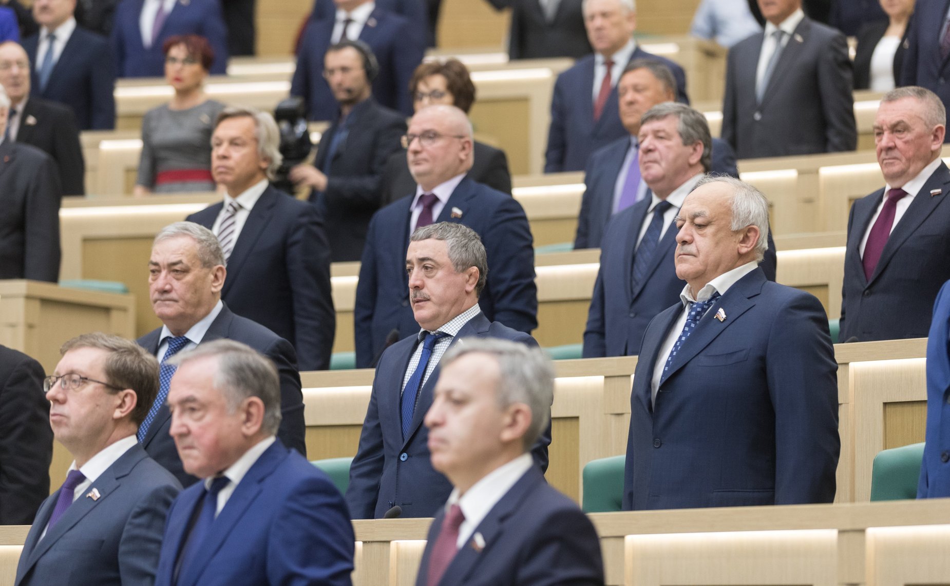 Сенаторы исполняют гимн России перед началом 427-го заседания Совета Федерации