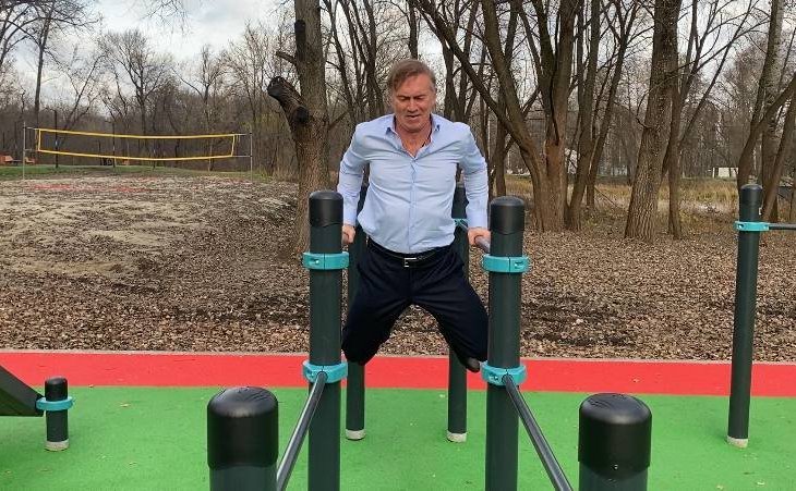 Александр Брыксин проинспектировал в Курске завершение работ по строительству спортплощадки