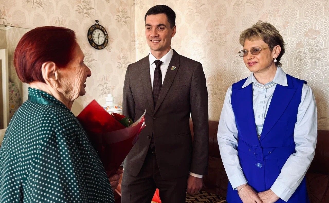 Роман Маслов поздравил долгожителей своего родного города Череповца