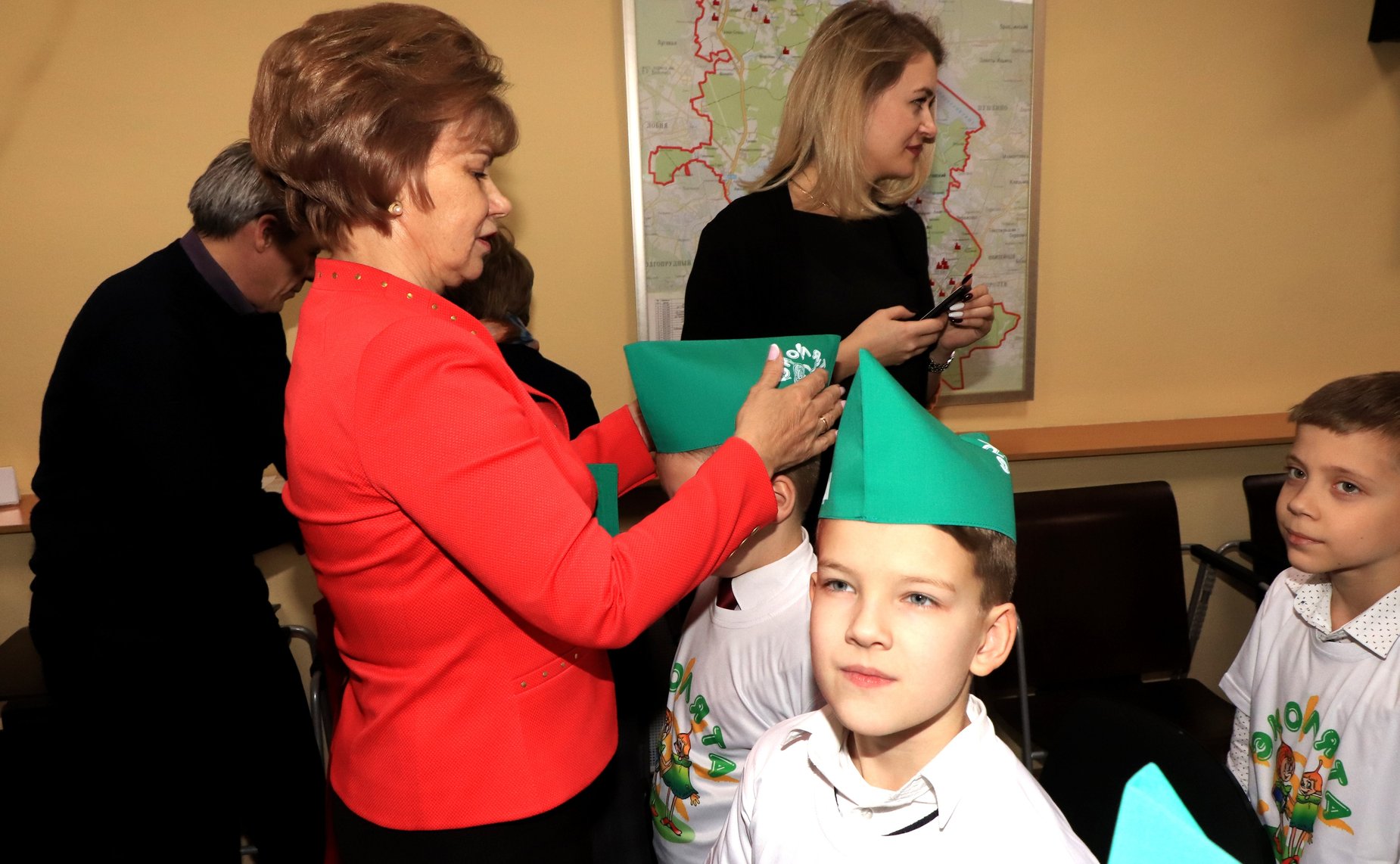 Татьяна Гигель и Владимир Зотов в муниципальном округе Мытищи приняли участие в акции посвящения ребят в «Эколята»