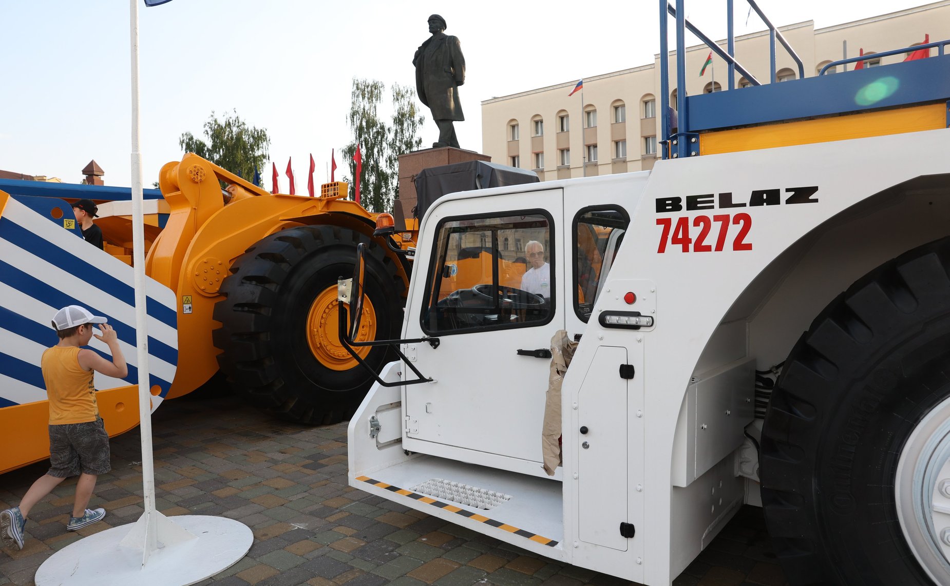 Валентина Матвиенко совместно с Натальей Кочановой открыли ярмарку достижений народного хозяйства Беларуси