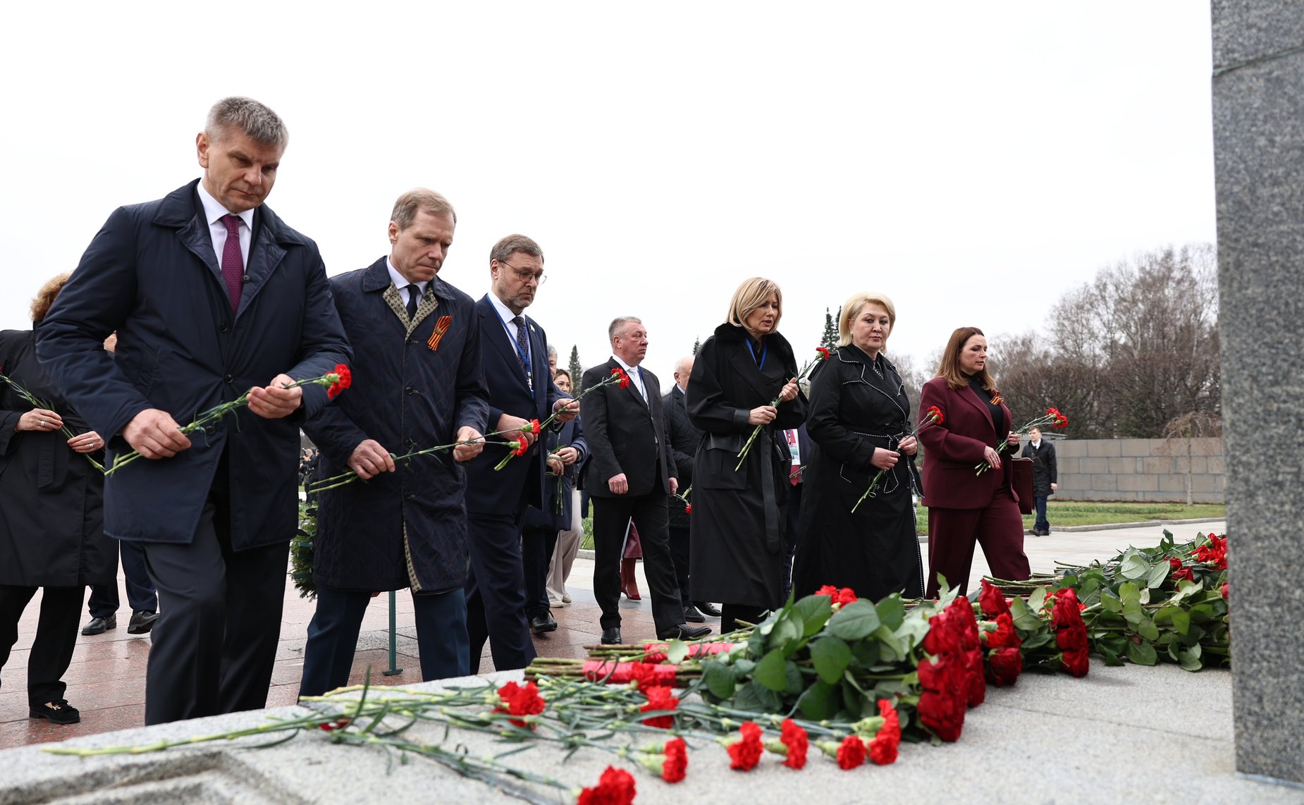 Делегации стран-участниц Межпарламентской Ассамблеи СНГ возложили венки и цветы к Монументу «Мать-Родина» на Пискаревском мемориальном кладбище, а также к памятным плитам государств на Аллее Памяти