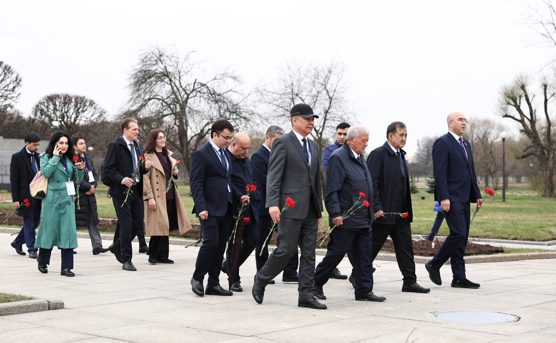 Делегации стран-участниц Межпарламентской Ассамблеи СНГ возложили венки и цветы к Монументу «Мать-Родина» на Пискаревском мемориальном кладбище, а также к памятным плитам государств на Аллее Памяти