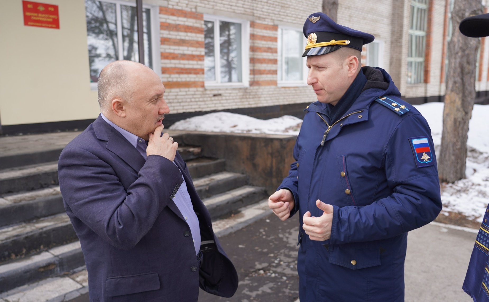 Андрей Базилевский в рамках работы в регионе побывал в Комсомольском муниципальном районе, где посетил одну из войсковых частей Восточного военного округа