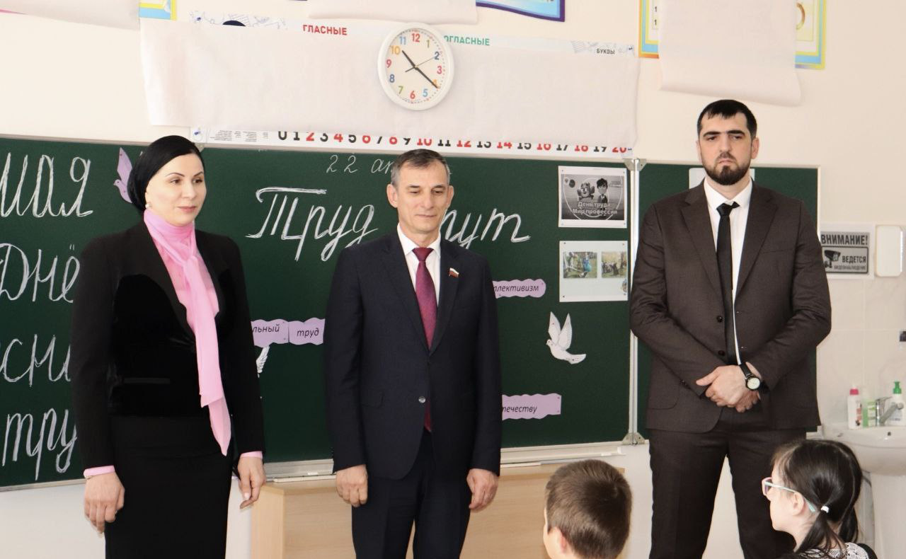 Мухарбек Барахоев в ходе региональной поездки посетил школу №4 города Назрань и принял участие в классном часе на тему труда — «Труд крут»