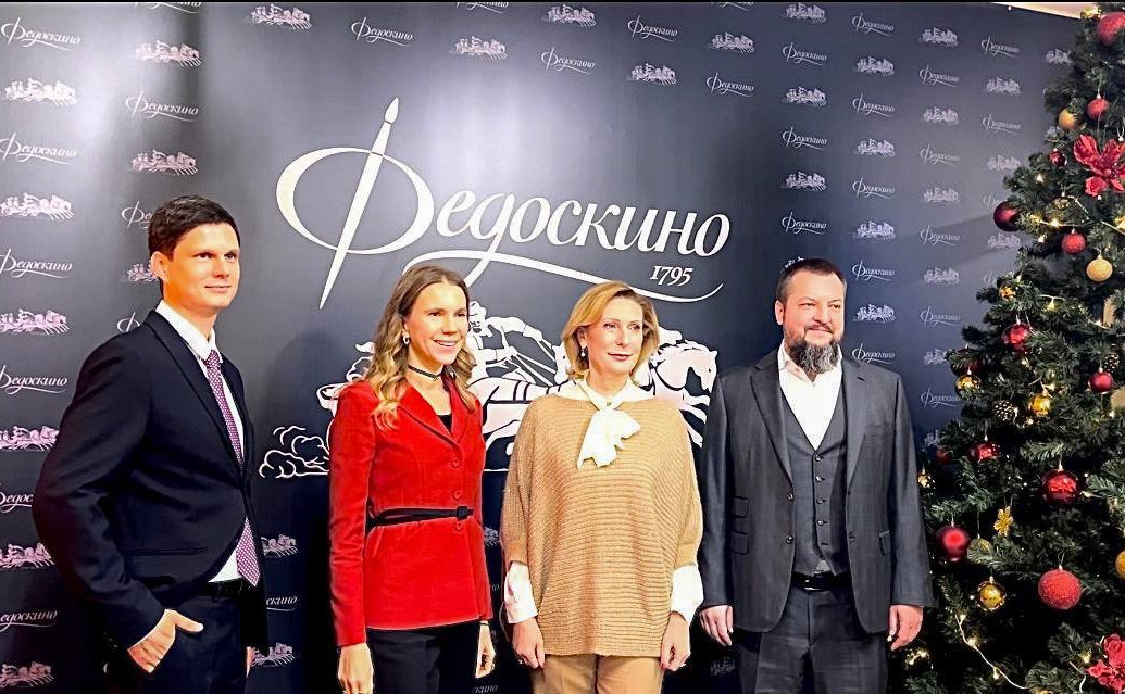 Сенаторы РФ посетили фабрику миниатюрной живописи «Федоскино»