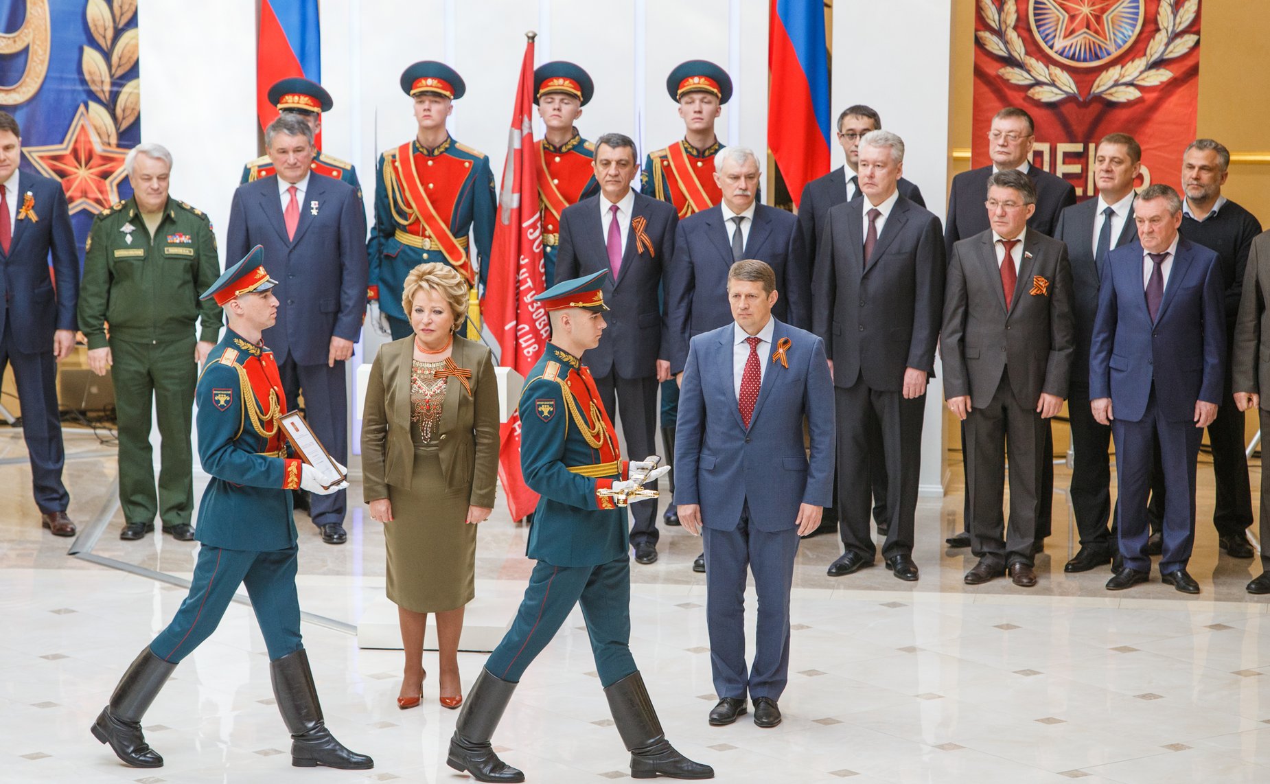Торжественная церемония награждения российских городов-героев памятными 