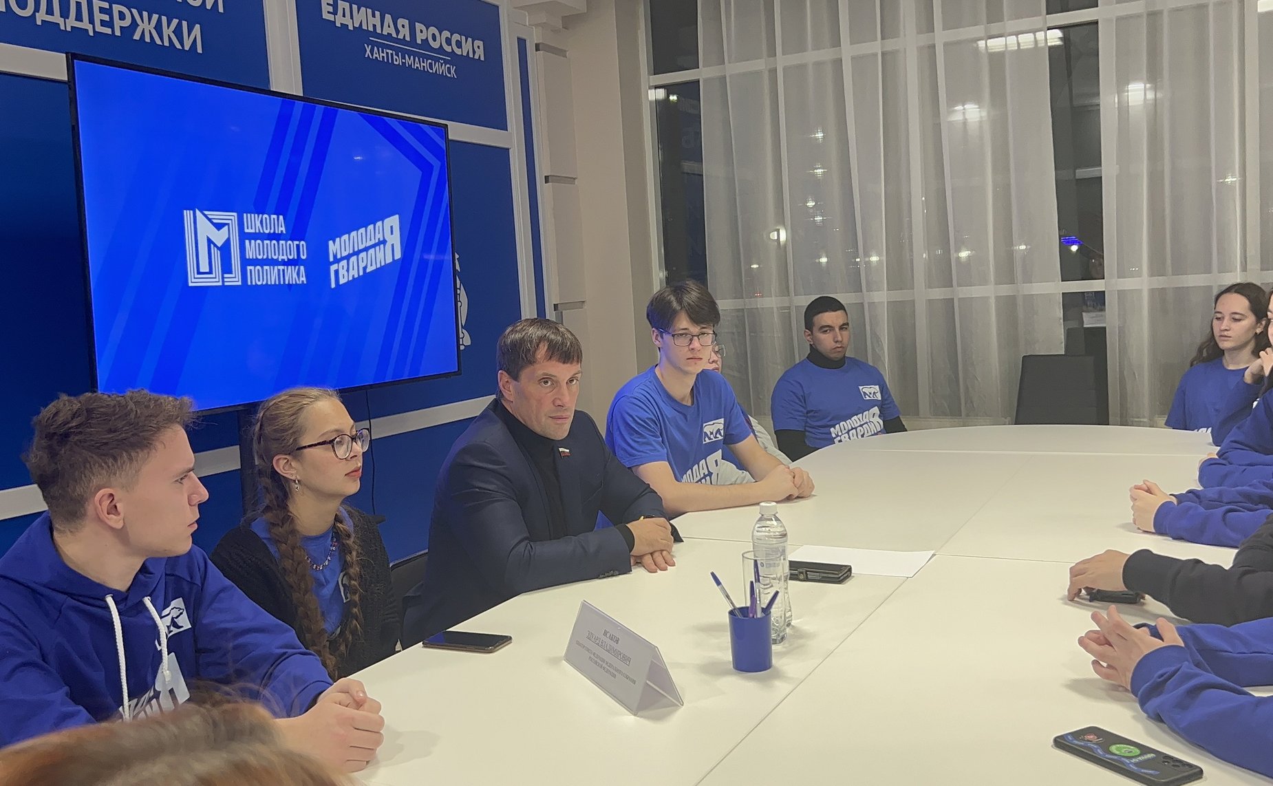 Эдуард Исаков преддверии дня Народного единства встретился в Ханты-Мансийске с молодогвардейцами и ребятами из молодежного парламента