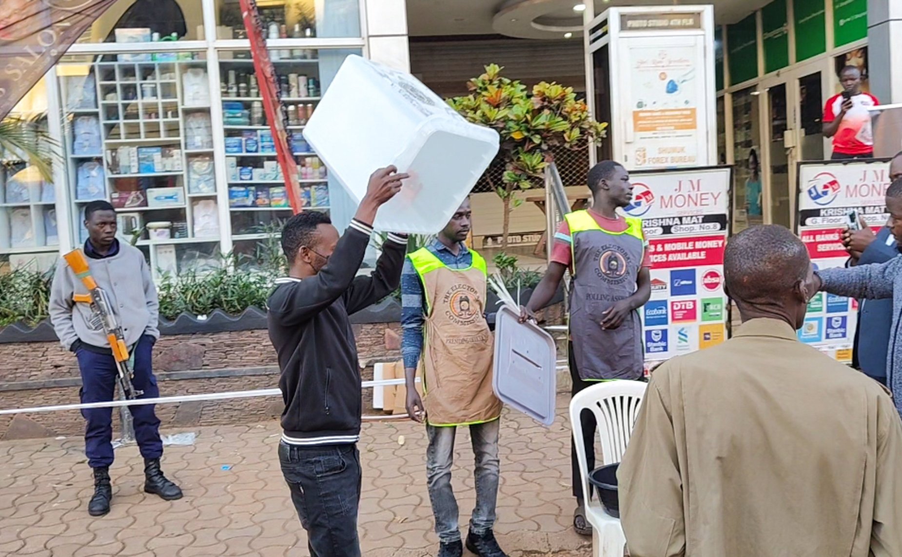 Сенаторы Российской Федерации принимают участие в наблюдении за проведением всеобщих выборов в Республике Уганда