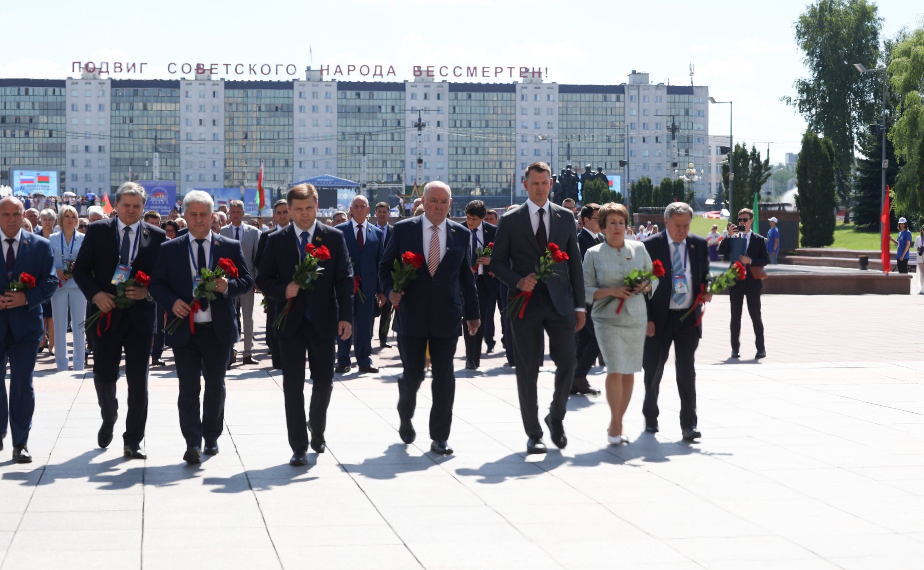 Торжественная церемония возложения цветов членами официальных делегаций Совета Республики и Совета Федерации к Вечному огню у монумента «Три штыка»