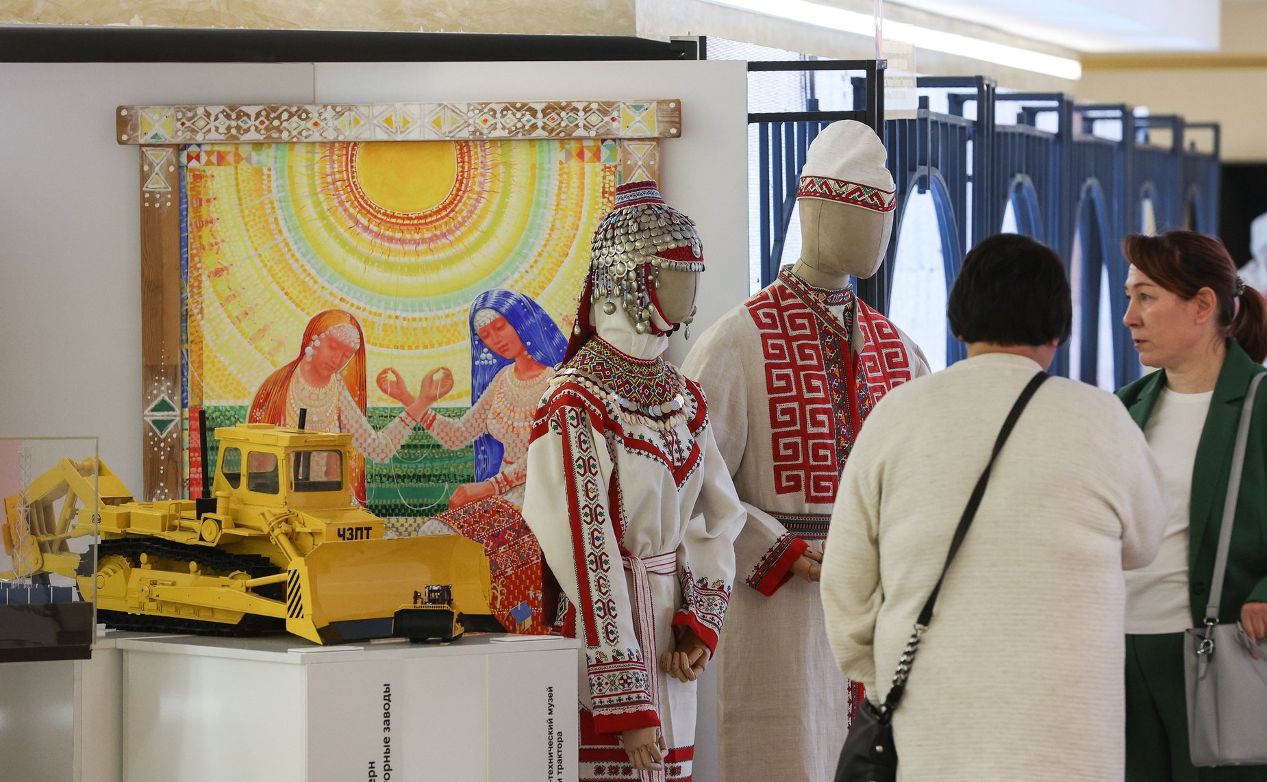 Валентина Матвиенко и Олег Николаев осмотрели выставку, посвященную истории и перспективным направлениям развития Чувашской Республики