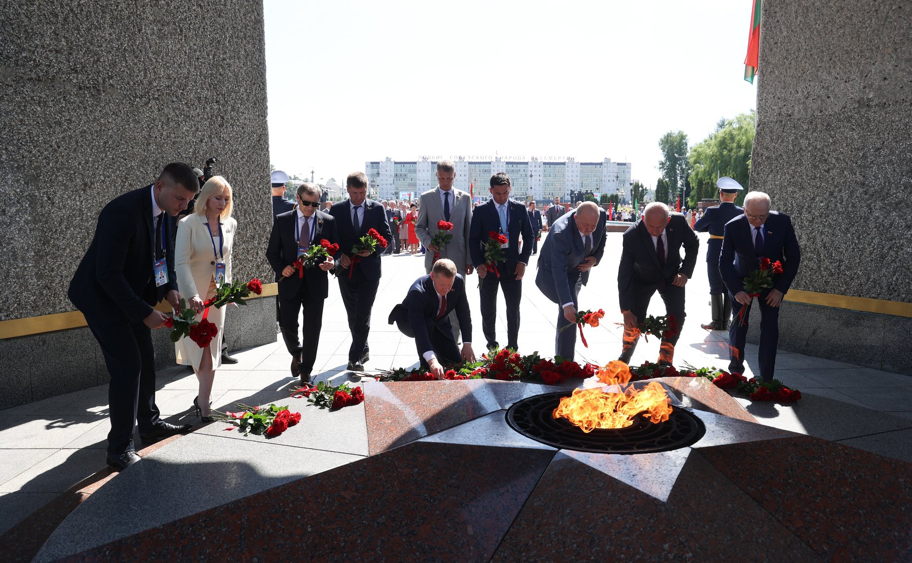 Торжественная церемония возложения цветов членами официальных делегаций Совета Республики и Совета Федерации к Вечному огню у монумента «Три штыка»