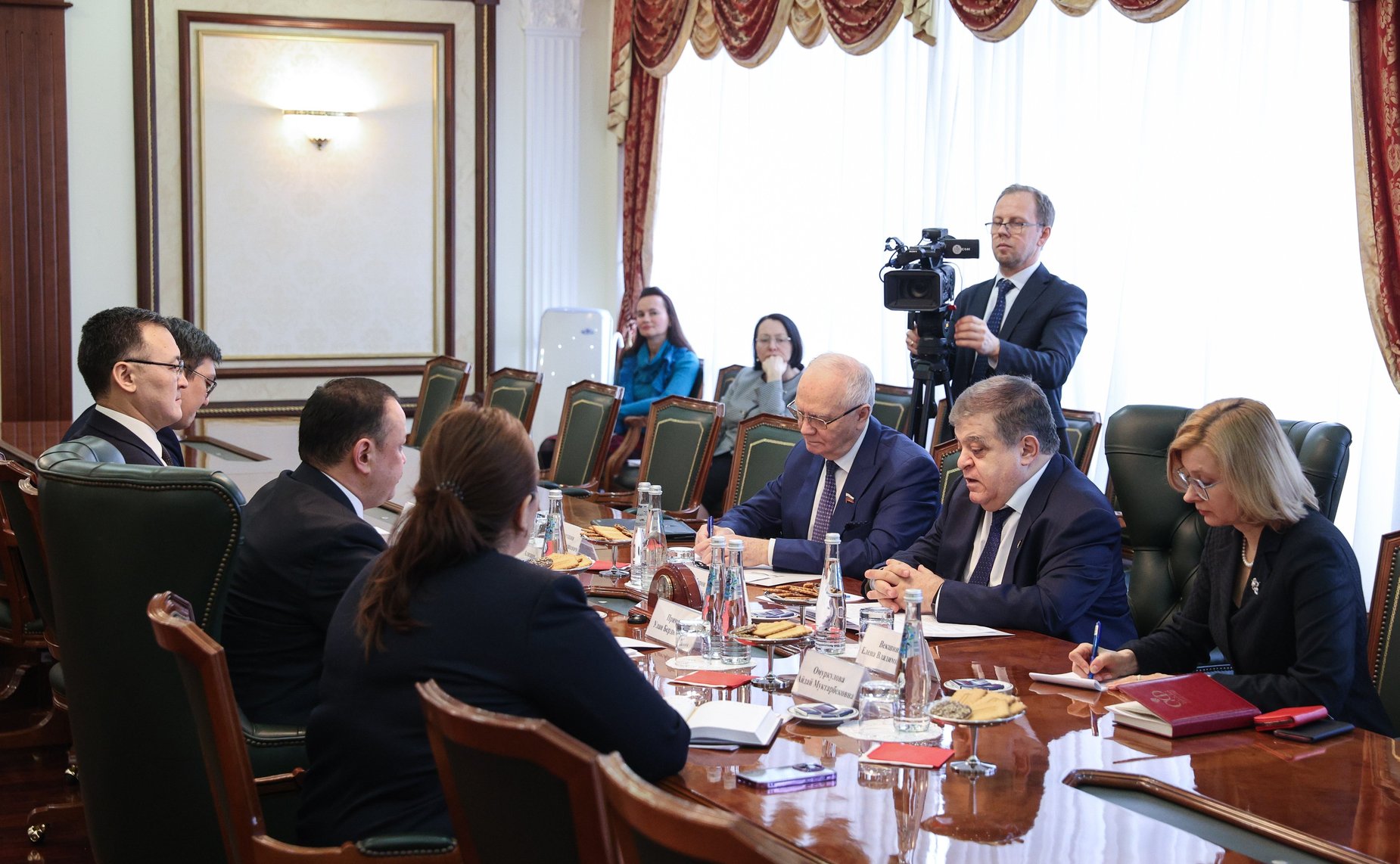 Владимир Джабаров провел встречу с председателем Комитета Жогорку Кенеша Киргизской Республики по международным делам, обороне, безопасности и миграции Уланом Примовым