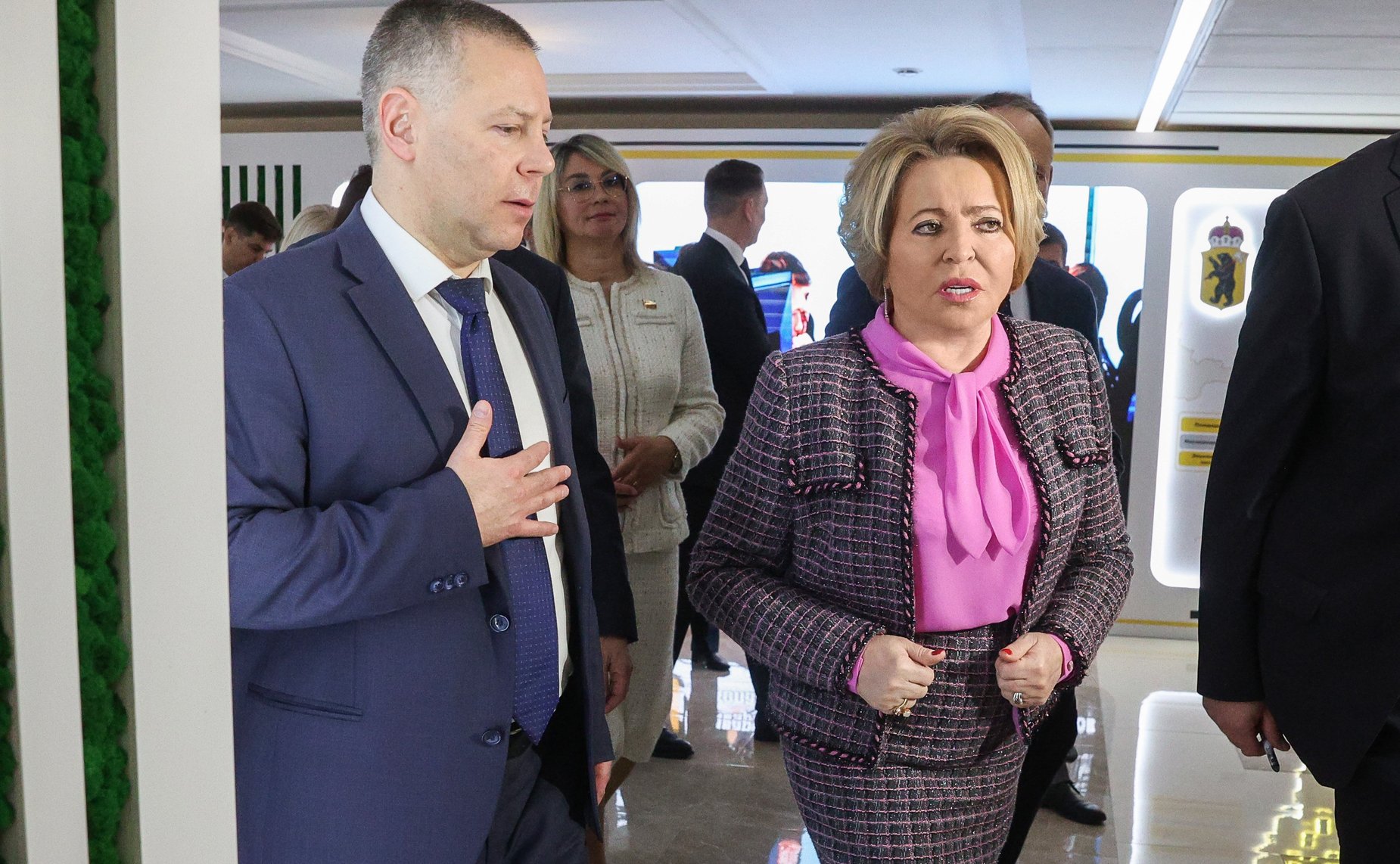 Валентина Матвиенко и Михаил Евраев осмотрели выставку, посвященную истории и перспективным направлениям развития Ярославской области