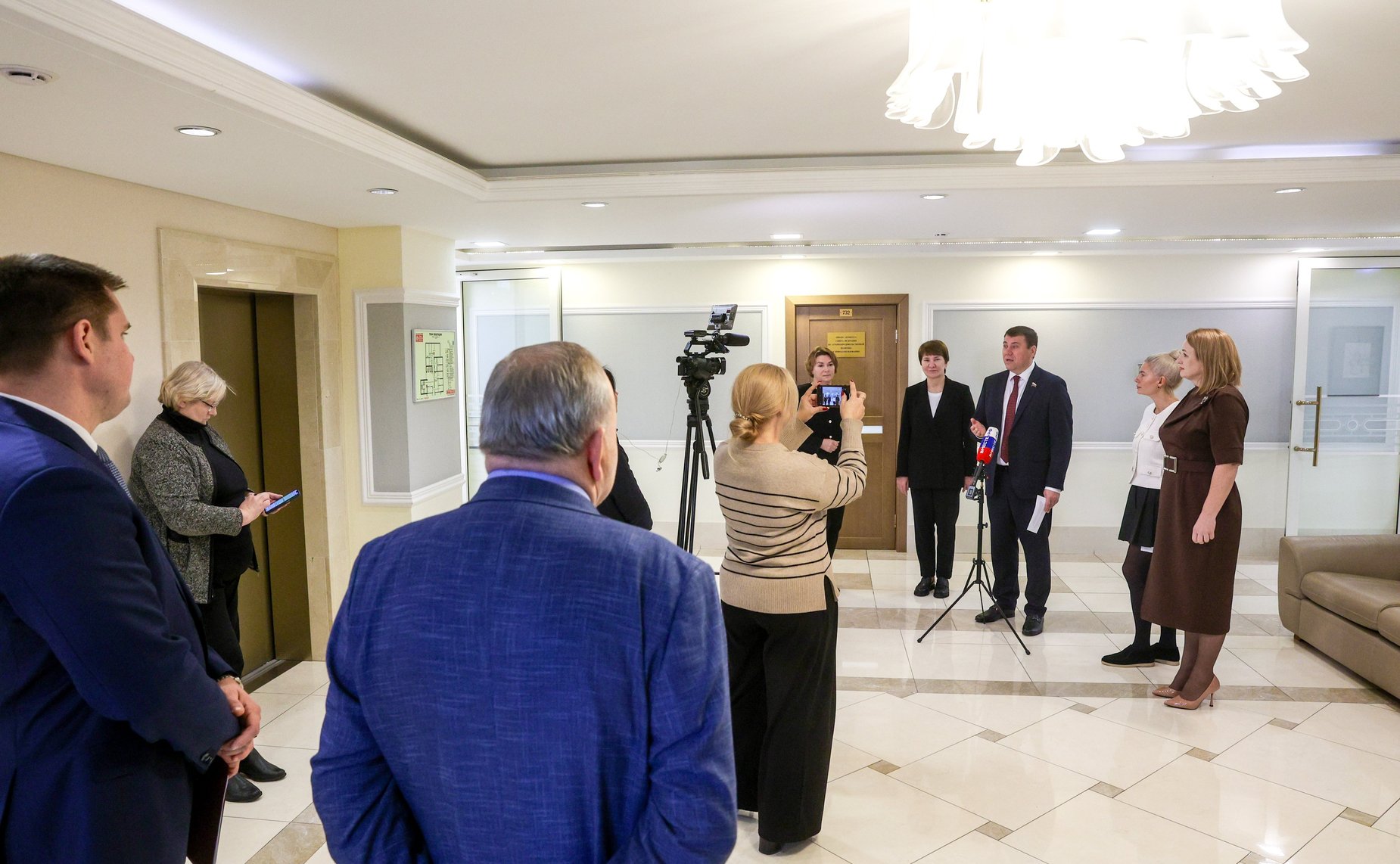 В Совете Федерации состоялось открытие выставки графических работ Яр-Кравченко «Лётчики — защитники в годы ВОВ»