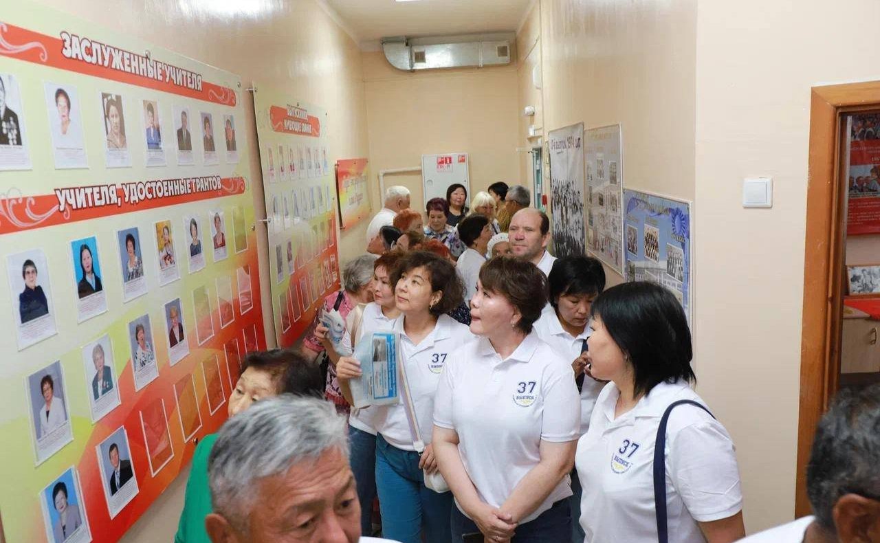 Баир Жамcуев поздравил Агинскую среднюю школу номер два со 140-летним юбилеем