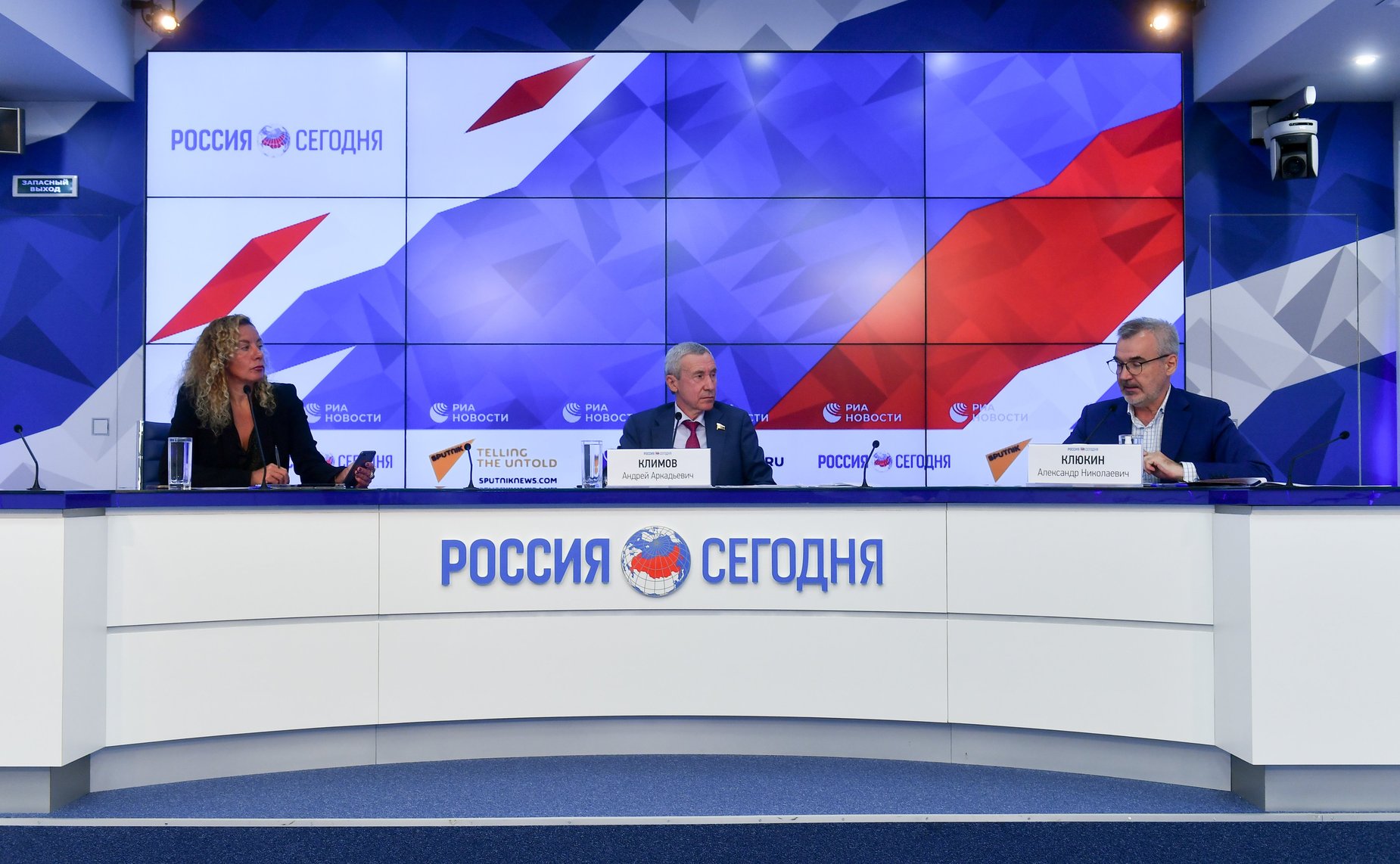 Онлайн-брифинг председателя Временной комиссии СФ по защите государственного суверенитета и предотвращению вмешательства во внутренние дела РФ Андрея Климова